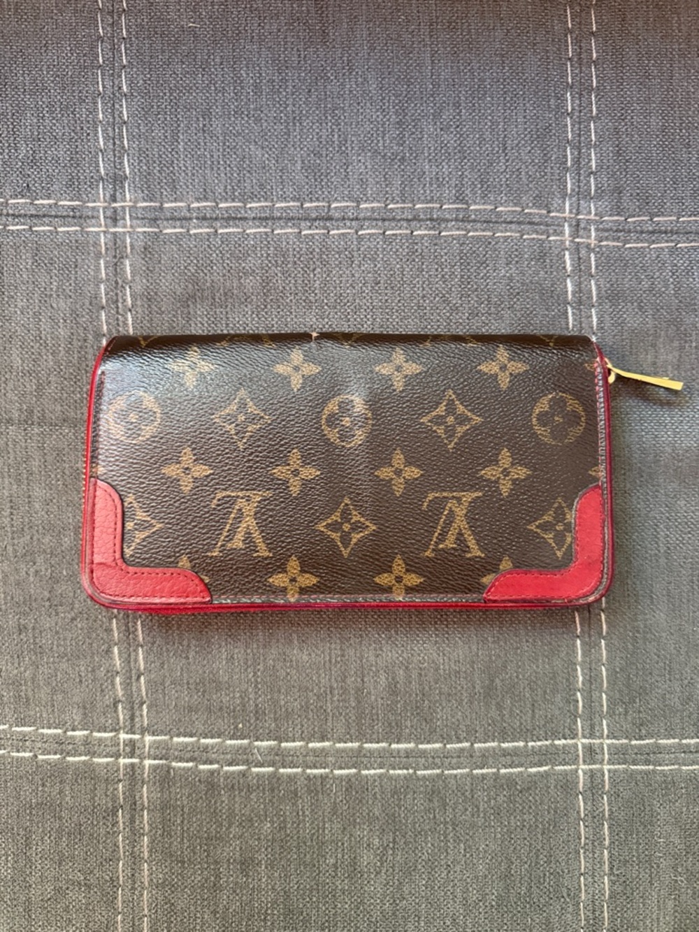 Used Louis Vuitton Retiro Zippy Wallet - Picture 2 of 14